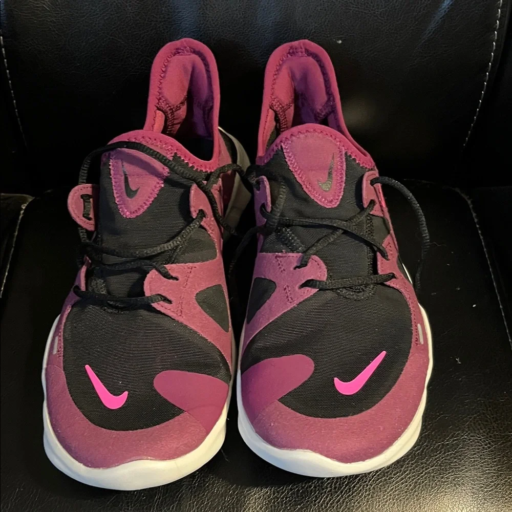 Nike Free Run Women's Black and Pink Athletic Shoes - Picture 1 of 5